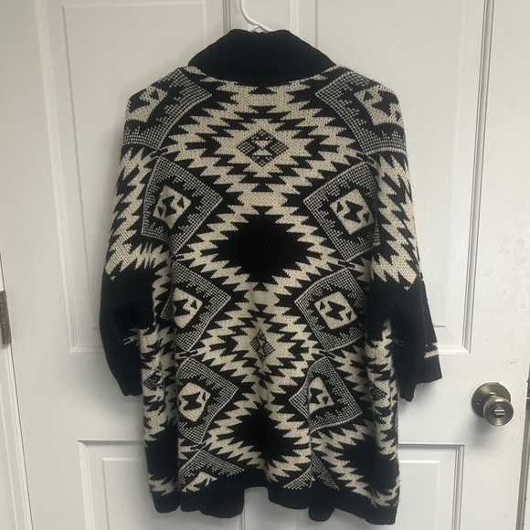 Forever 21 Black and Cream Patterned Cardigan - Picture 2 of 2